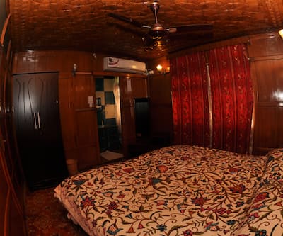 https://imgcld.yatra.com/ytimages/image/upload/t_hotel_yatra_city_desktop/v1435736917/Domestic Hotels/Hotels_Srinagar/Peace of Mind Houseboat/gallery11.jpg